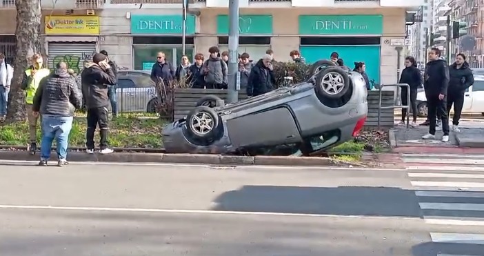 L'incidente all'incrocio con via Buenos Aires