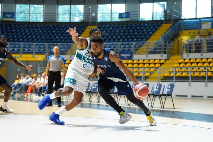 Basket: Reale Mutua sconfitta da Cantù ma non mancano le note positive