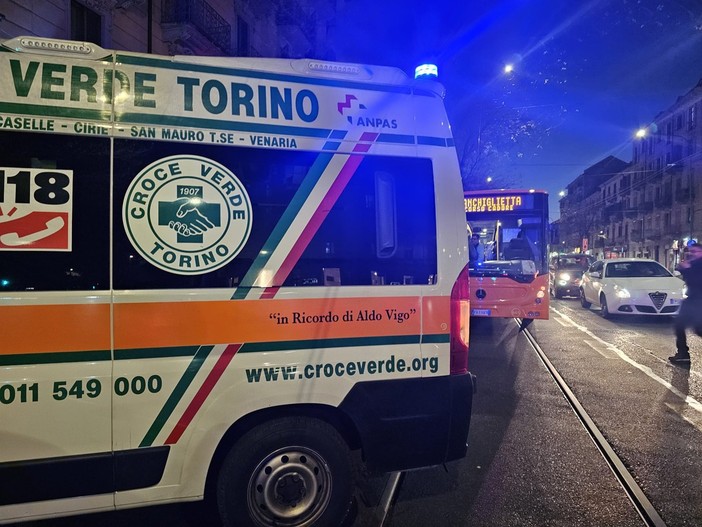 Persona anziana si sente male: il 77 costretto a fermarsi sui binari, traffico in tilt