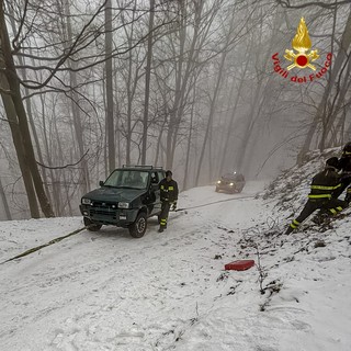 Mattie, auto resta bloccata dalla neve lungo un sentiero tortuoso: decisivo l'intervento dei pompieri