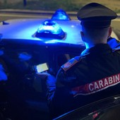 Sale sul tetto di un palazzo di nove piani e minaccia di lanciarsi: salvato dai carabinieri