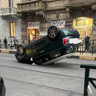 Rischia il ritiro della patente l’uomo alla guida della Mini ribaltata in via Madama Cristina