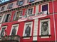 striscione appeso alle finestre di un edificio colorato