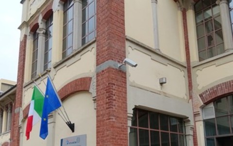 palazzo con bandiere viste da fuori