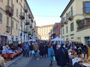 Mercato all'aperto e bancarelle