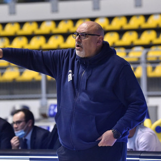 Coach di basket a bordo campo