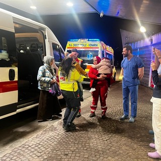 bimbi arrivano all'ospedale in ambulanza