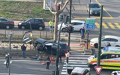 incidente automobilistico sui binari del tram