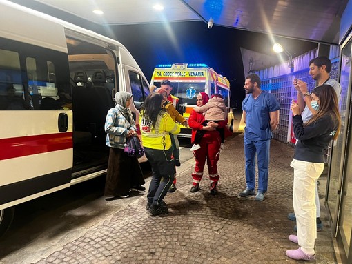 bimbi arrivano all'ospedale in ambulanza