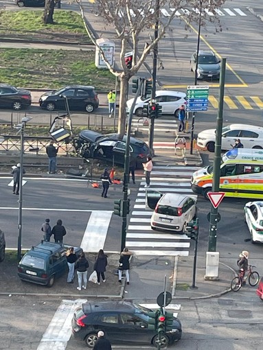 incidente automobilistico sui binari del tram