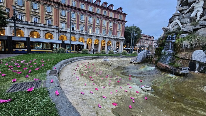 barchette rosa vicino a un monumento