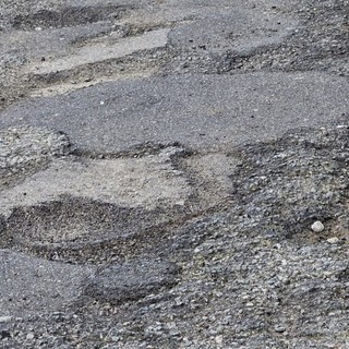 Le strade di corso Mortara si trasformano in groviere