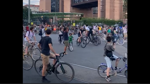 manifestazione di persone in bicicletta