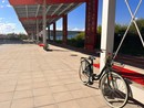 Bicicletta legata a un palo su una ciclabile