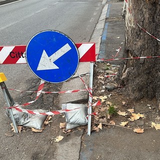 Ancora non sistemata la buca di corso Massimo all'angolo con corso Raffaello