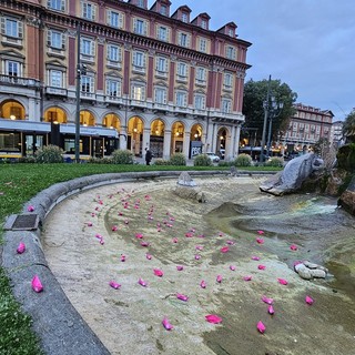 barchette rosa vicino a un monumento