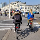 A scuola o al lavoro, cresce il numero dei torinesi che usano la bici o il monopattino