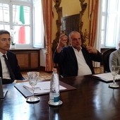 Rettore Geuna con due docenti ai suoi lati