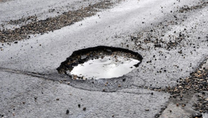 Moncalieri, 'pioggia' di richieste danni per le buche dopo gli ultimi nubifragi