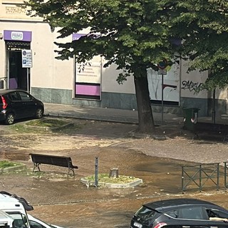 Si rompe un grosso tubo, a Moncalieri l'acqua invade le strade di Borgo Navile