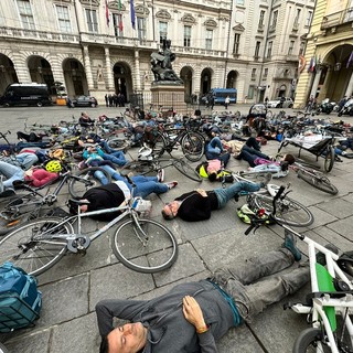 “Stufi di piangere l’ennesimo morto”: a Torino i ciclisti in rivolta chiedono sicurezza [FOTO E VIDEO]