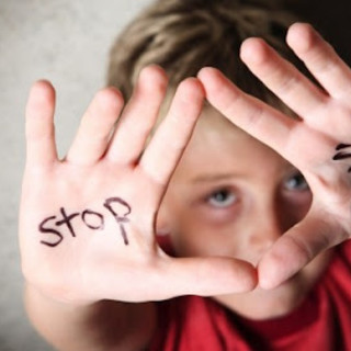 bambino con scritte sulle mani