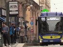 Bus che arriva alla fermata a Torino