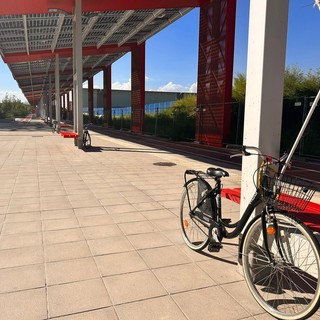 Bicicletta legata a un palo su una ciclabile