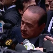 Silvio Berlusconi circondato dai microfoni