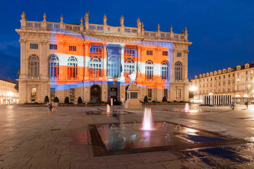 La bandiera del Piemonte proiettata su Palazzo Madama