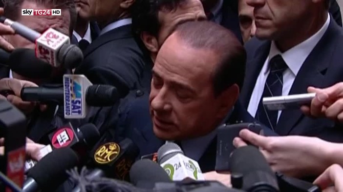 Silvio Berlusconi circondato dai microfoni