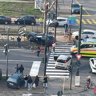 incidente automobilistico sui binari del tram