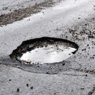 Moncalieri, 'pioggia' di richieste danni per le buche dopo gli ultimi nubifragi