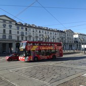 turisti in città con bus