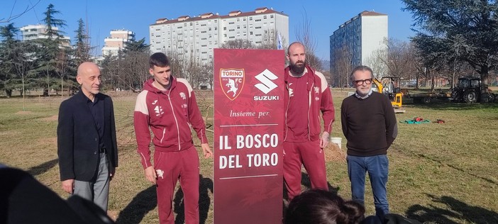 Un bosco granata nel Parco Colonnetti di fronte al futuro Centro Sportivo del Toro