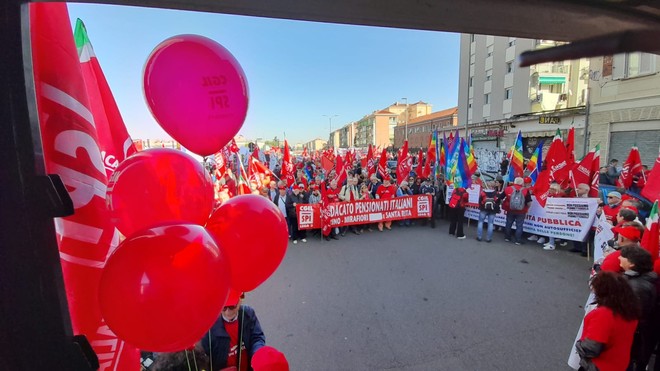 I pensionati bloccano via Nizza per dire no alla Manovra del governo Meloni