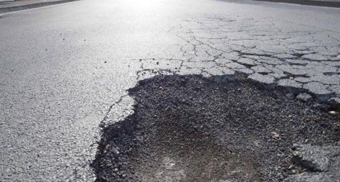 Una buca causò un danno alla sua auto: risarcito dal Comune di Moncalieri (foto d'archivio)