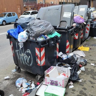 Bidoni strapieni e immondizia dappertutto in via Torricelli a Nichelino