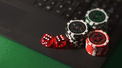 Come il gioco d'azzardo mobile si confronta con i casinò desktop: un confronto fianco a fianco