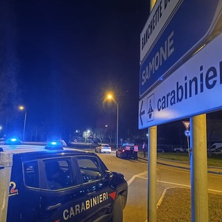 auto dei carabinieri di notte vicino a cartelli stradali