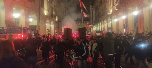 Fiaccolata pro Palestina in piazza Castello