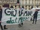 Protesta in piazza con striscioni