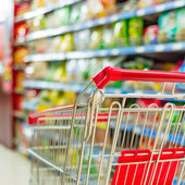 Carrello vuoto della spesa in una corsia di supermercato