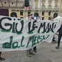 Protesta in piazza con striscioni