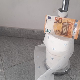 carta igienica e soldi