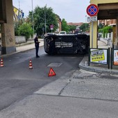 La vettura ribaltata in via San Matteo all'angolo con via Stupinigi a Nichelino