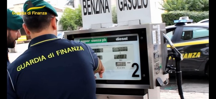 Controlli della Guardia di Finanza alle pompe di benzina