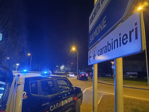 auto dei carabinieri di notte vicino a cartelli stradali