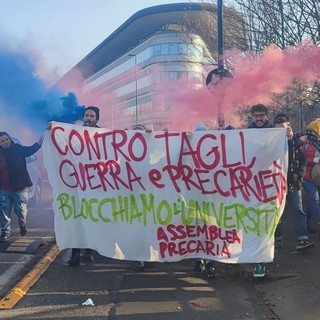 Bloccati gli accessi al Campus Einaudi per lo sciopero dei precari: momenti di tensione in piazza Castello