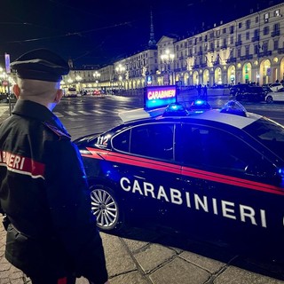 Lite in pieno centro tra giovanissimi: 18enne accoltellato allo stomaco sotto i portici di via Po